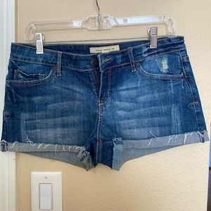 Cutoff jean shorts in size 28